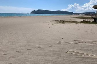 La spiaggia del Poetto deserta. Sullo sfondo la Sella del diavolo&nbsp;
