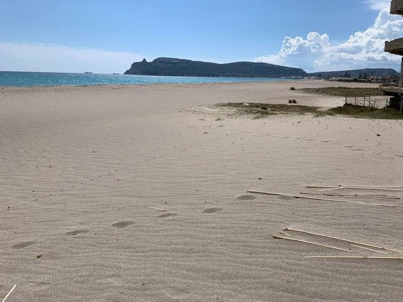 La spiaggia del Poetto deserta. Sullo sfondo la Sella del diavolo&nbsp;