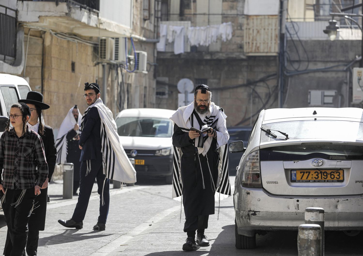 Ebrei ultra ortodossi fotografati ieri a Gerusalemme all'uscita da una sinagoga