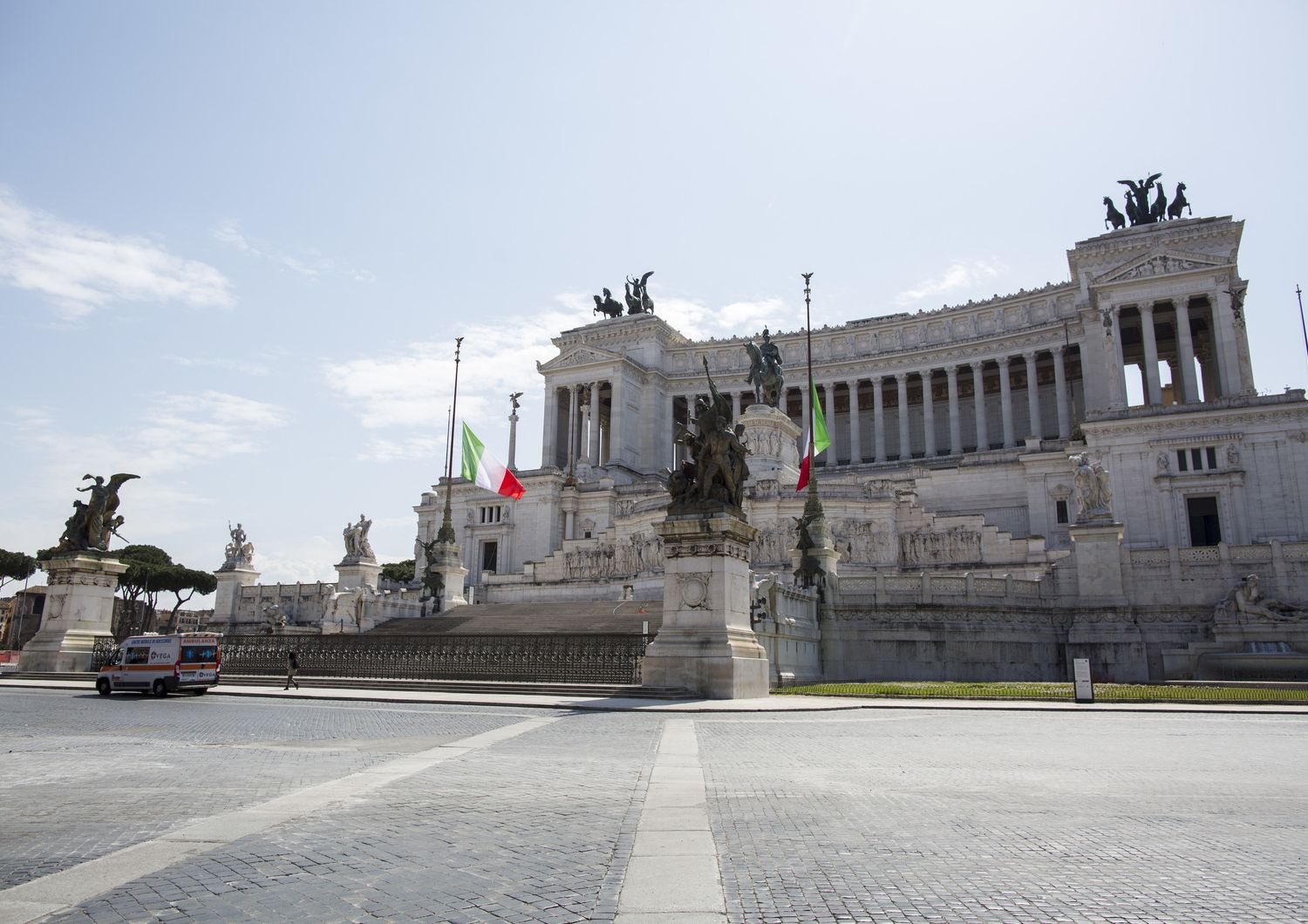 Piazza Venezia con l'altare della Patria deserta per il lockdown contro il coronavirus