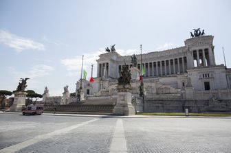 Piazza Venezia con l'altare della Patria deserta per il lockdown contro il coronavirus