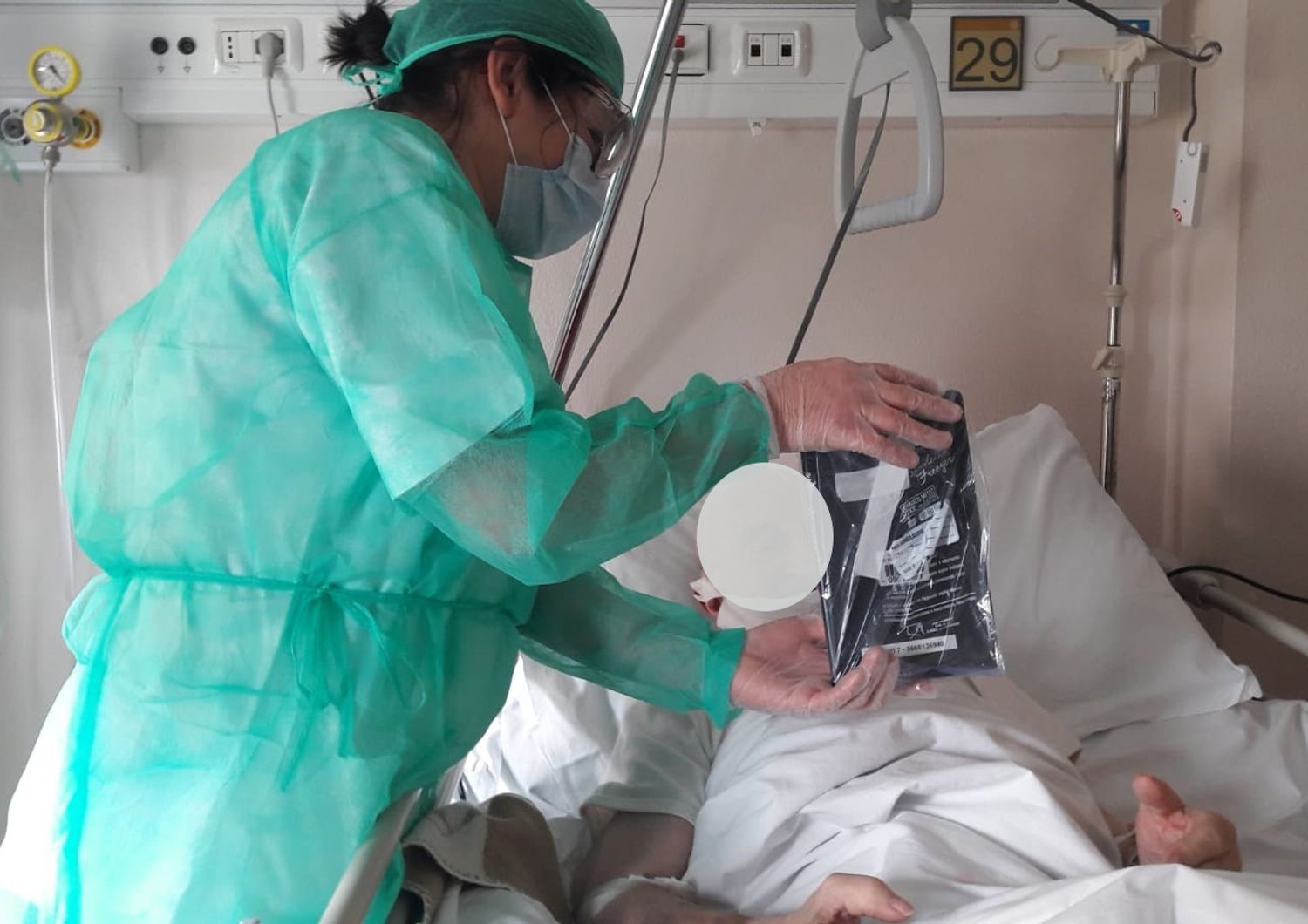 Un paziente affetto da coronavirus durante una conversazione con la famiglia tramite il tablet&nbsp;