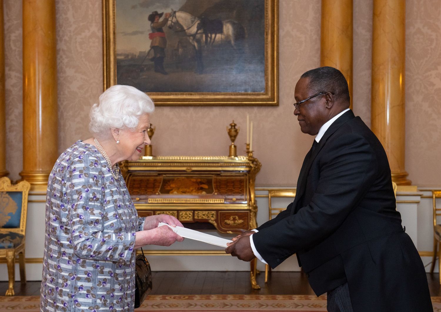 La regina Elisabetta II riceve l'Alto commissario Commonwealth per lo Zambia Paul Mihova a Buckingham Palace&nbsp;