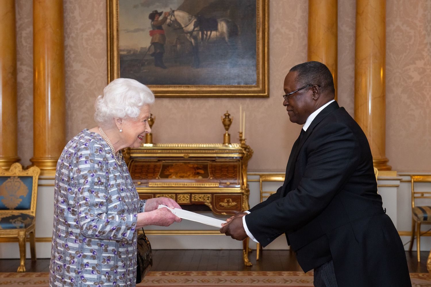 La regina Elisabetta II riceve l'Alto commissario Commonwealth per lo Zambia Paul Mihova a Buckingham Palace&nbsp;