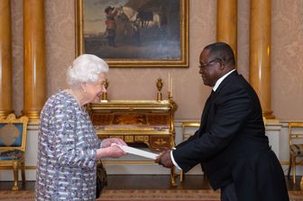La regina Elisabetta II riceve l'Alto commissario Commonwealth per lo Zambia Paul Mihova a Buckingham Palace&nbsp;