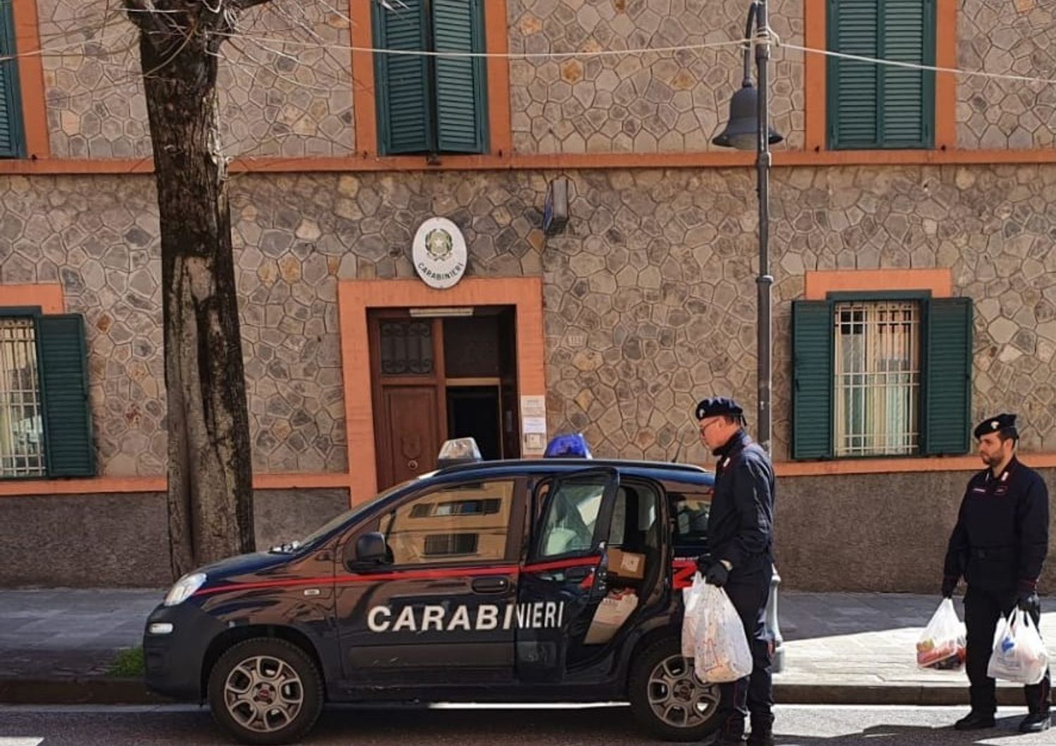 I carabinieri di Vergato portano la spesa a famiglia bisognosa&nbsp;
