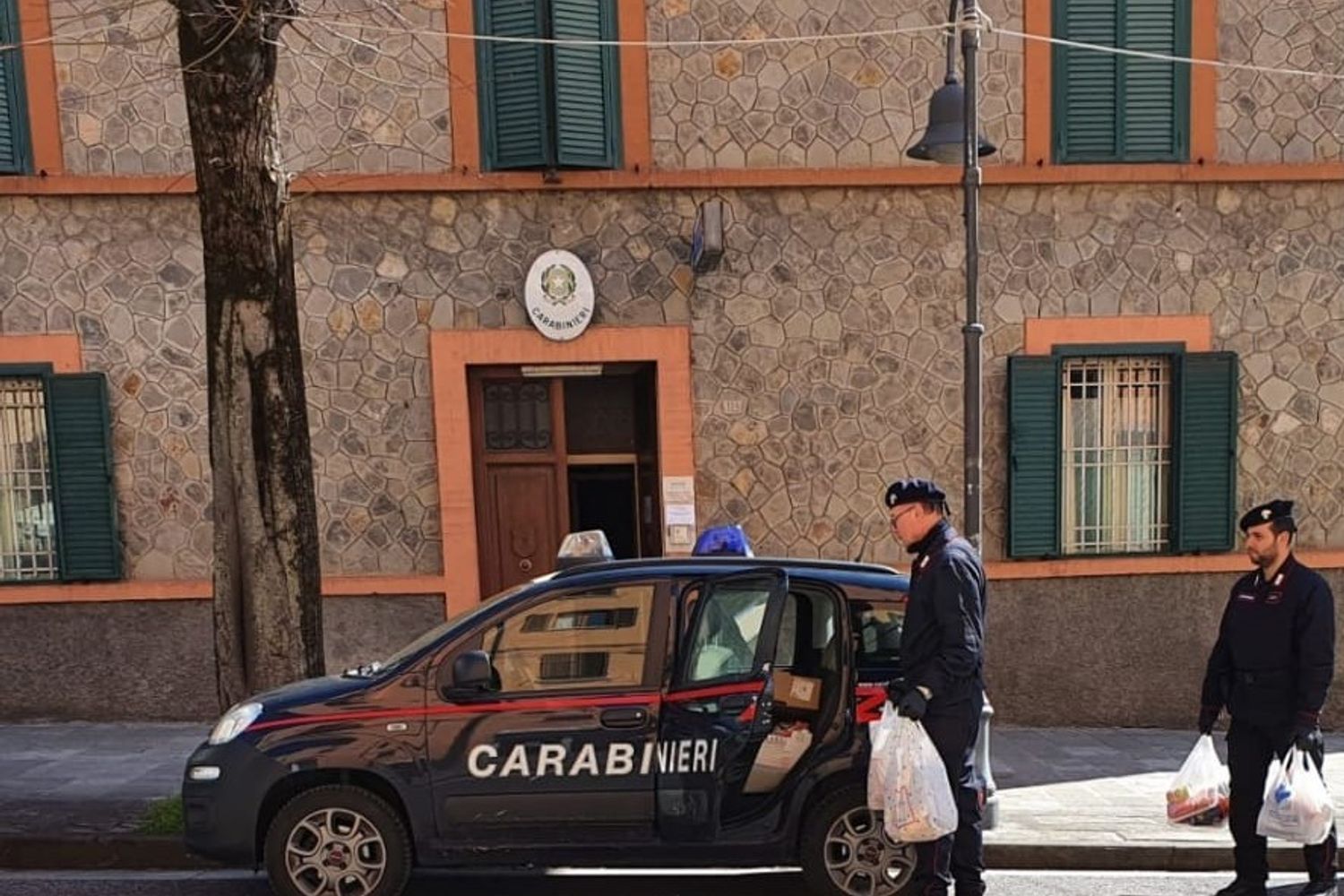 I carabinieri di Vergato portano la spesa a famiglia bisognosa&nbsp;