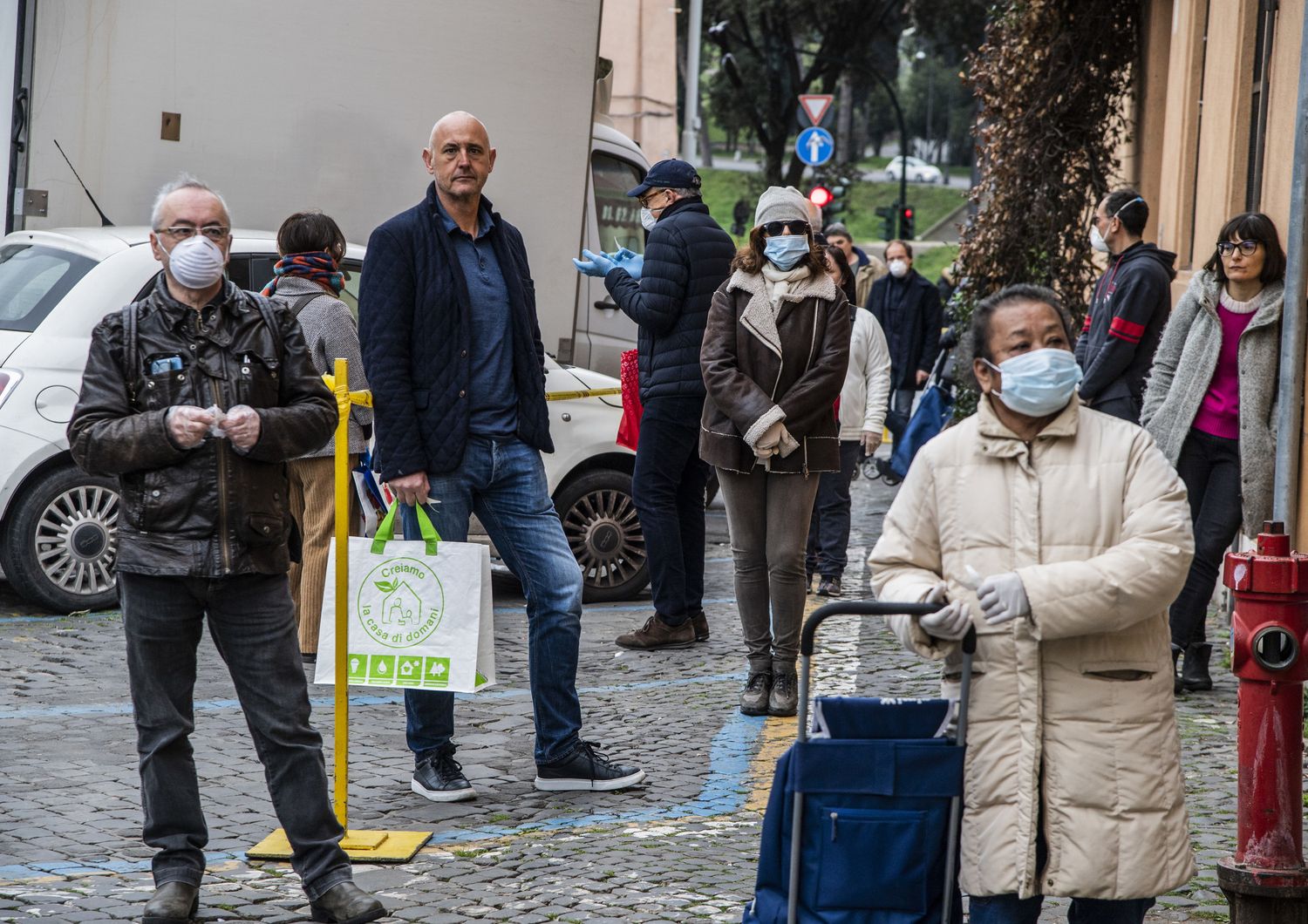 contagi distanza sicurezza coronavirus mascherine