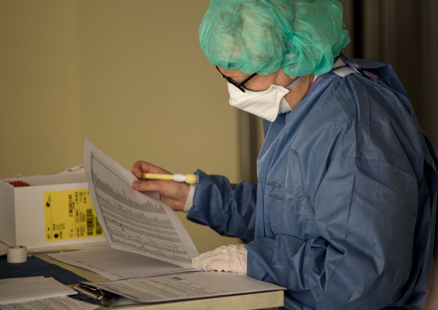 Un medico italiano al lavoro durante l'emergenza coronavirus