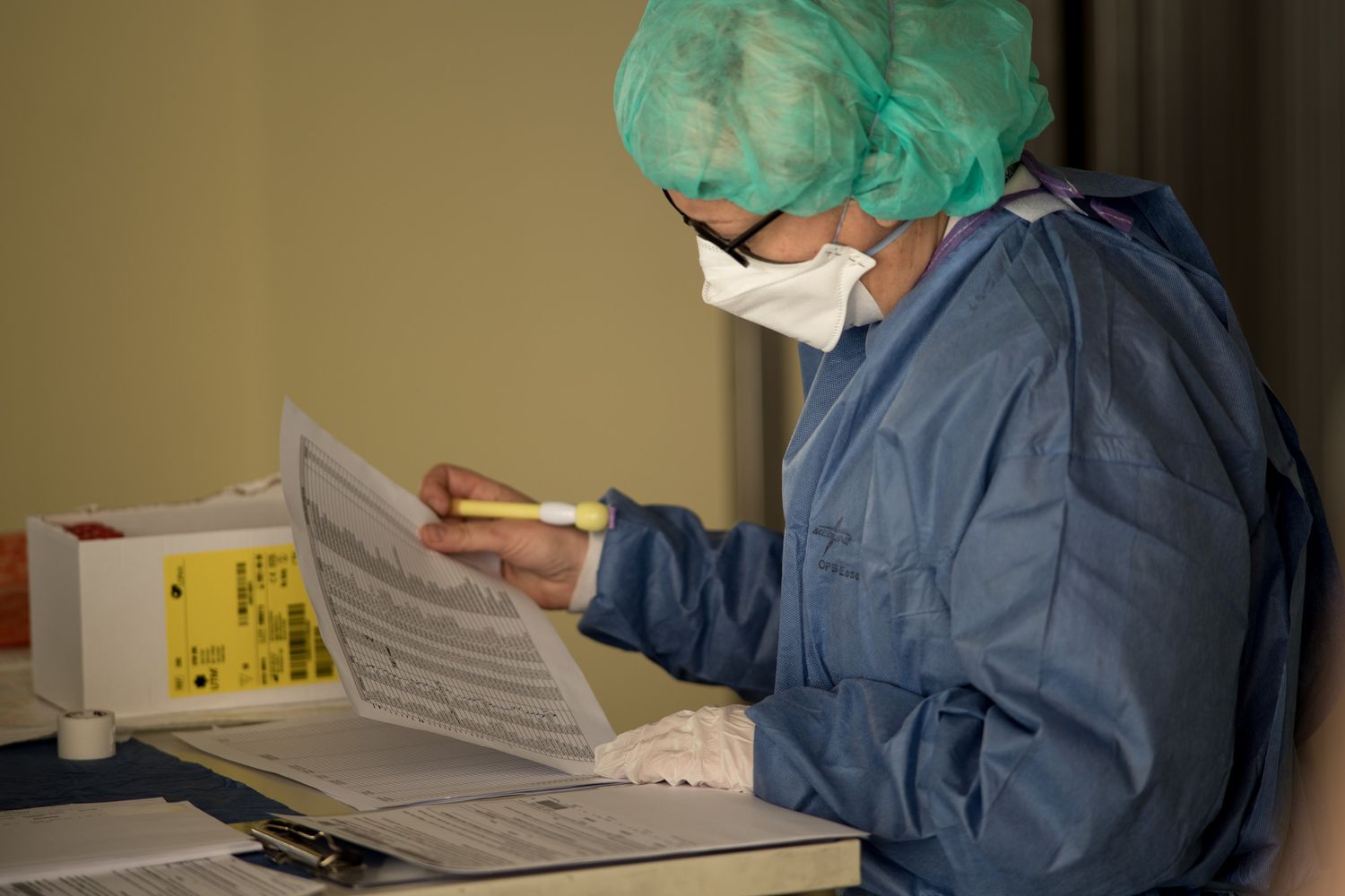 Un medico italiano al lavoro durante l'emergenza coronavirus