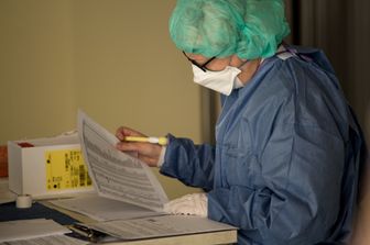 Un medico italiano al lavoro durante l'emergenza coronavirus