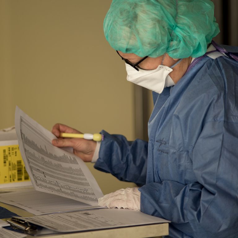 Un medico italiano al lavoro durante l'emergenza coronavirus