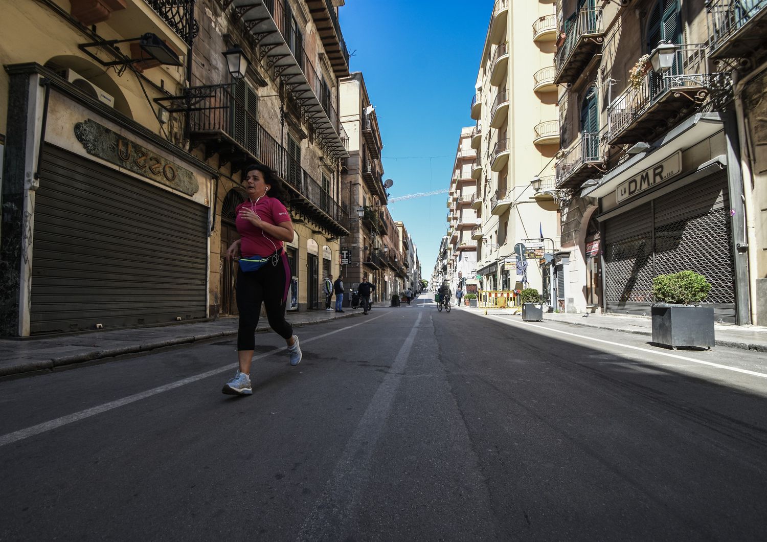 Coronavirus. Una donna fa jogging in una Palermo deserta