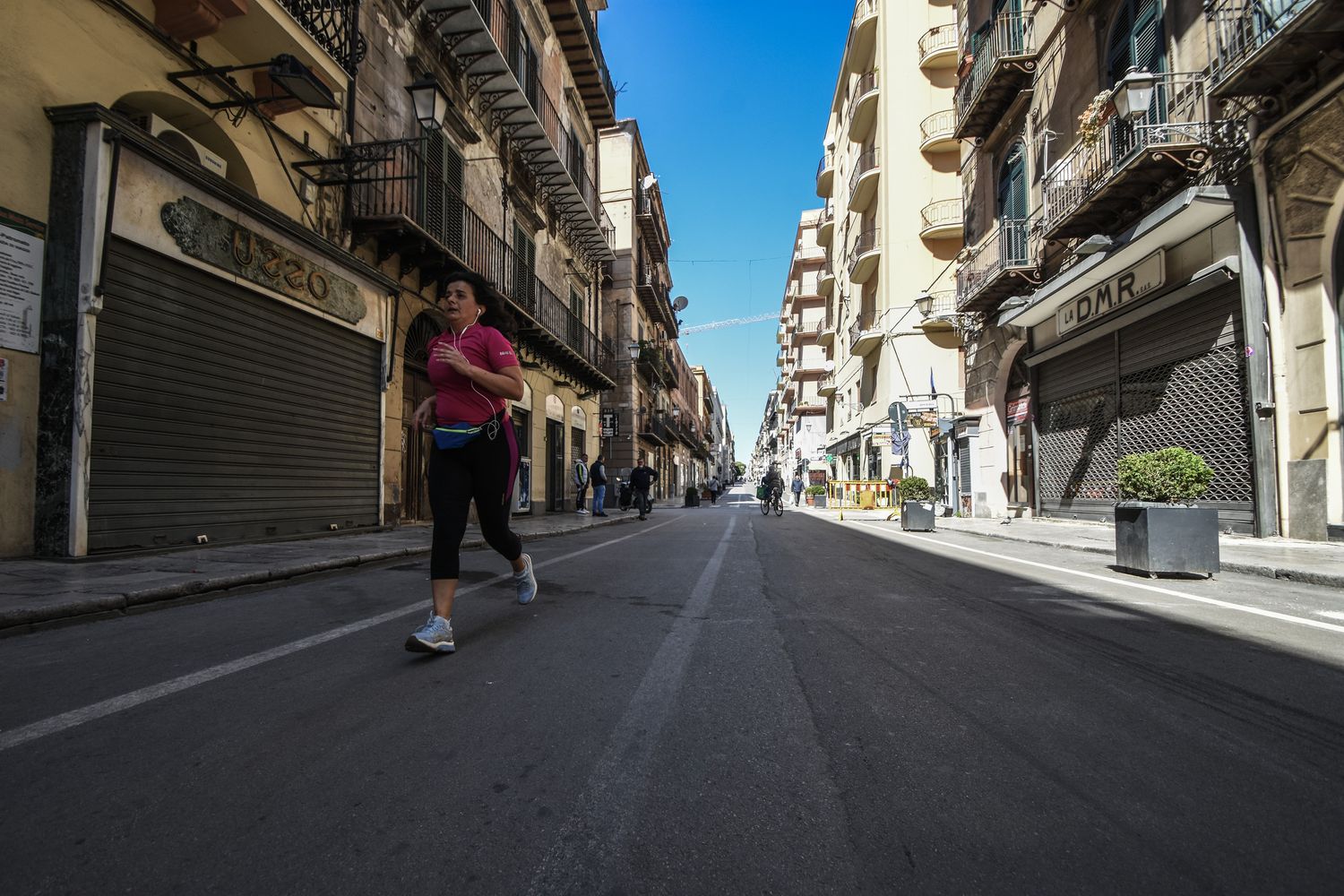 Coronavirus. Una donna fa jogging in una Palermo deserta