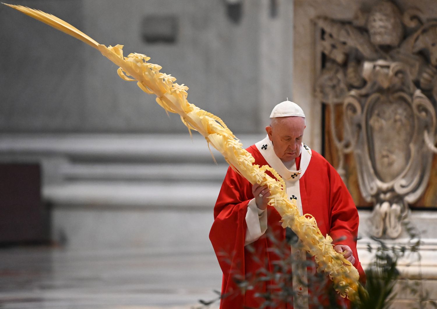 Papa Francesco celebra la Messa della Domenica delle Palme in San Pietro deserta