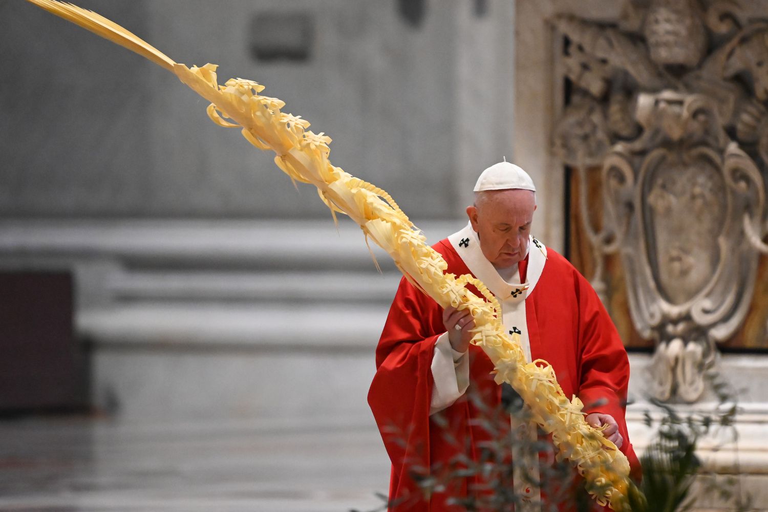 Papa Francesco celebra la Messa della Domenica delle Palme in San Pietro deserta