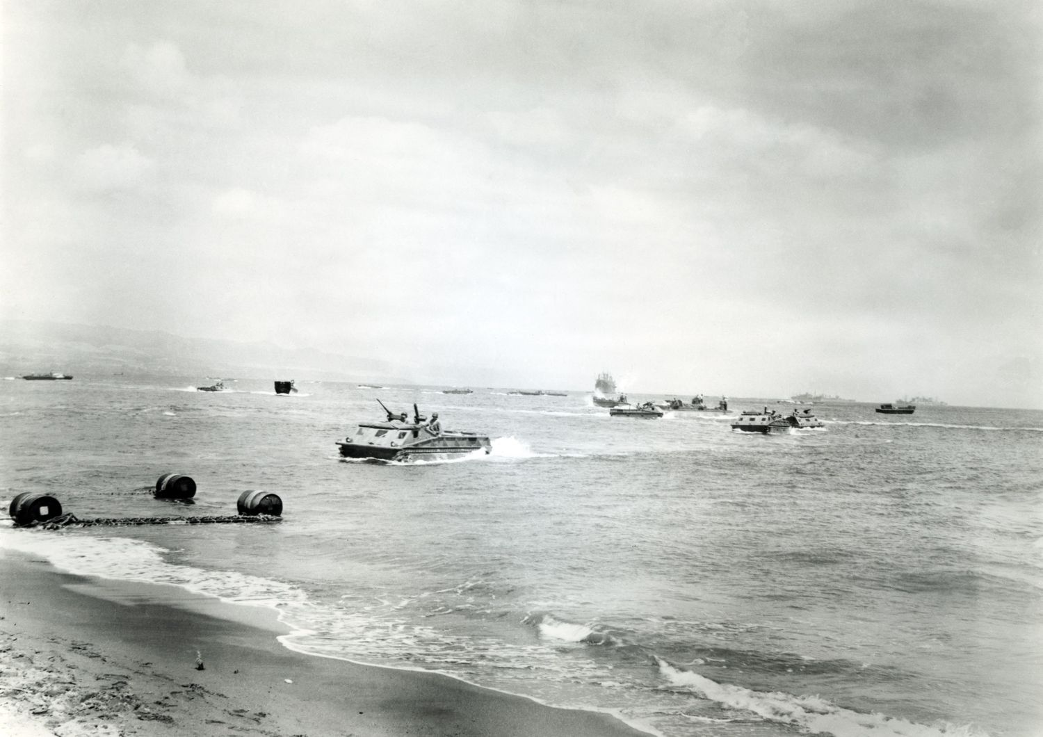 Lo sbarco di mezzi anfibi a Guadalcanal durante la Seconda Guerra Mondiale