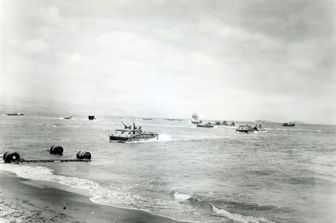 Lo sbarco di mezzi anfibi a Guadalcanal durante la Seconda Guerra Mondiale