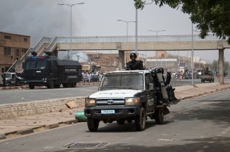 Un mezzo della polizia nelle strade di Niamey, in Mali