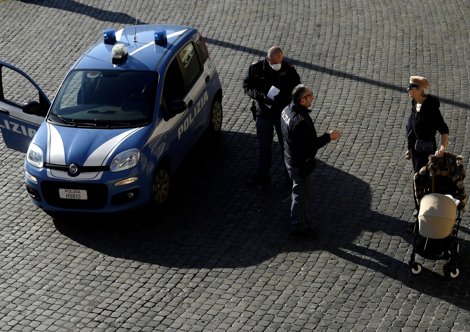 Controlli della polizia ieri in piazza del Popolo a Roma