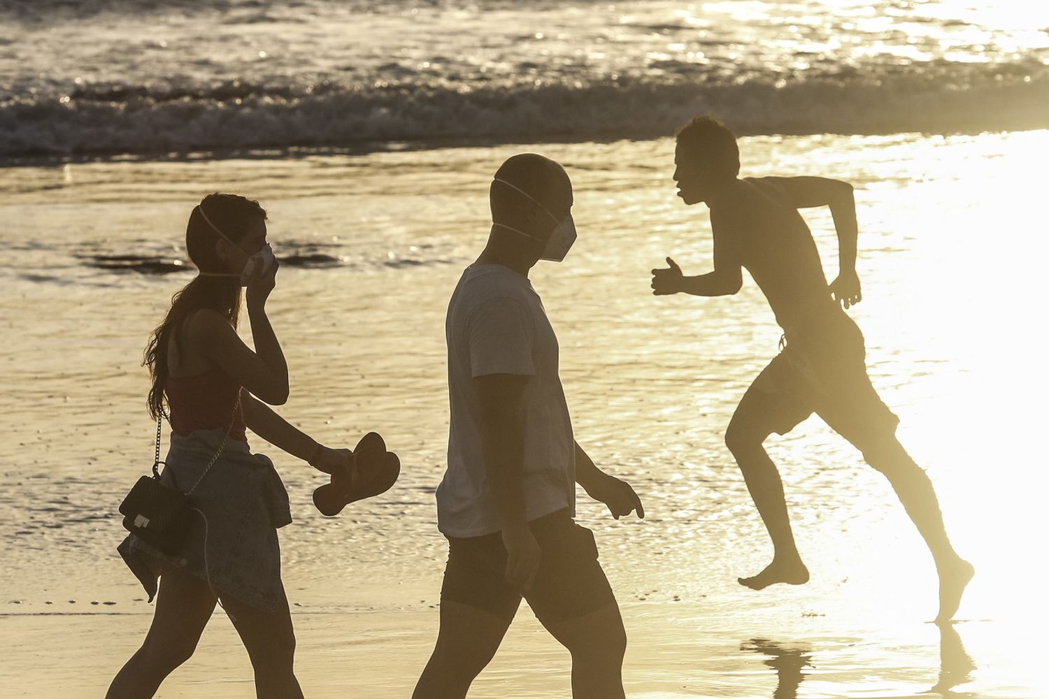 Bagnanti con la mascherina