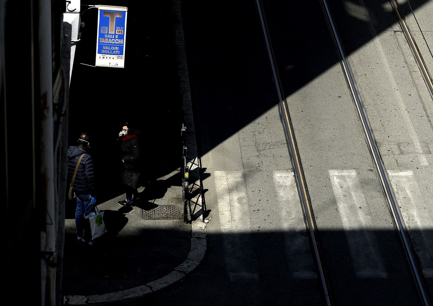 Persone davanti a un tabaccaio d Roma durante le limitazioni imposte per il coronavirus&nbsp;