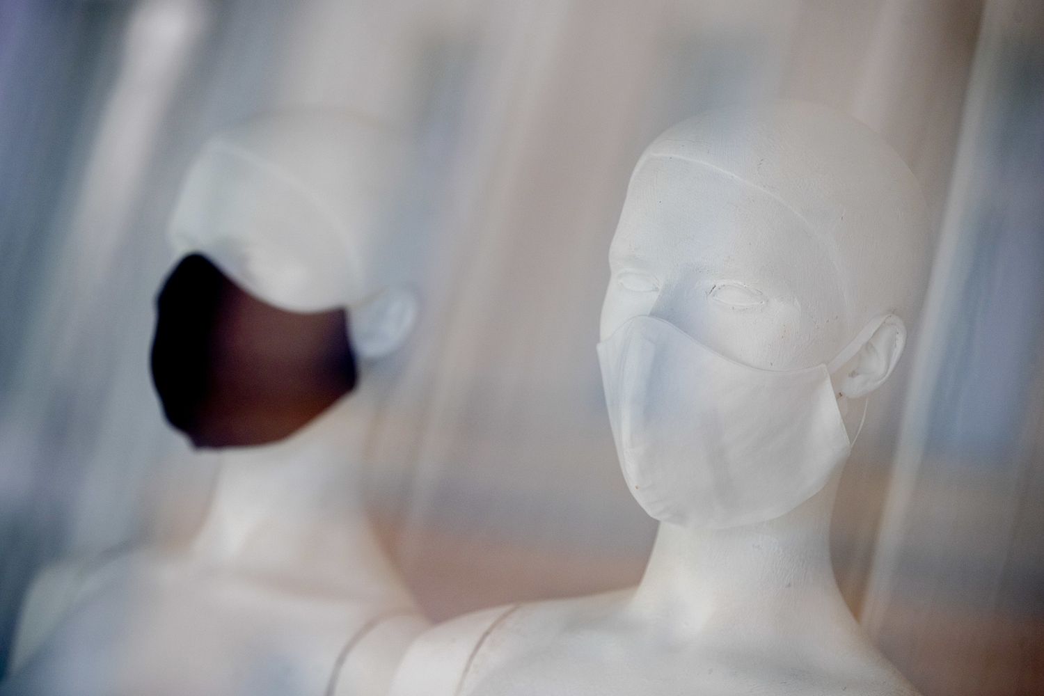 Mascherine sui manichini in un negozio di Berlino