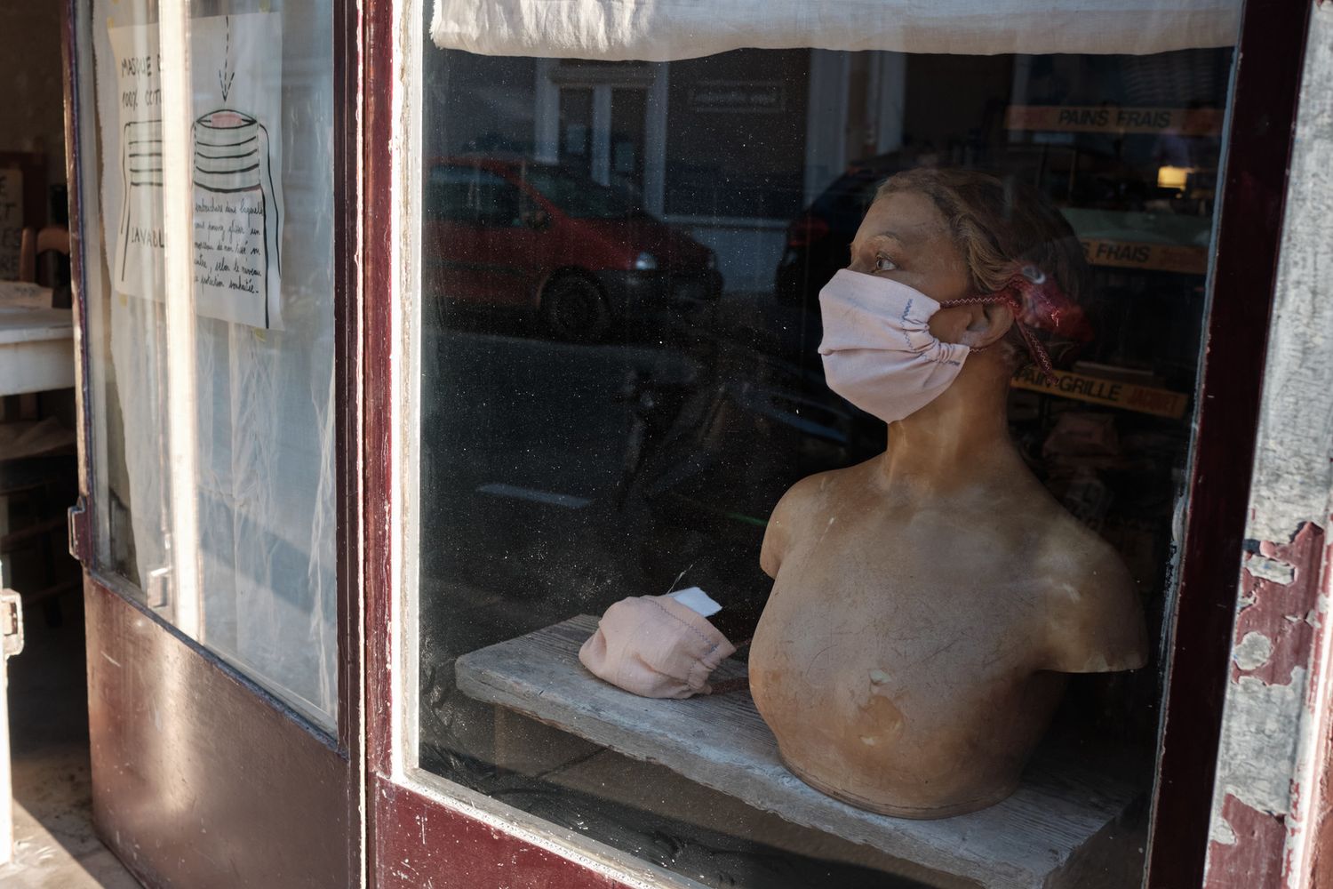 Un manichino di un negozio chiuso nel centro di Roma a causa del lockdown per il coronavirus