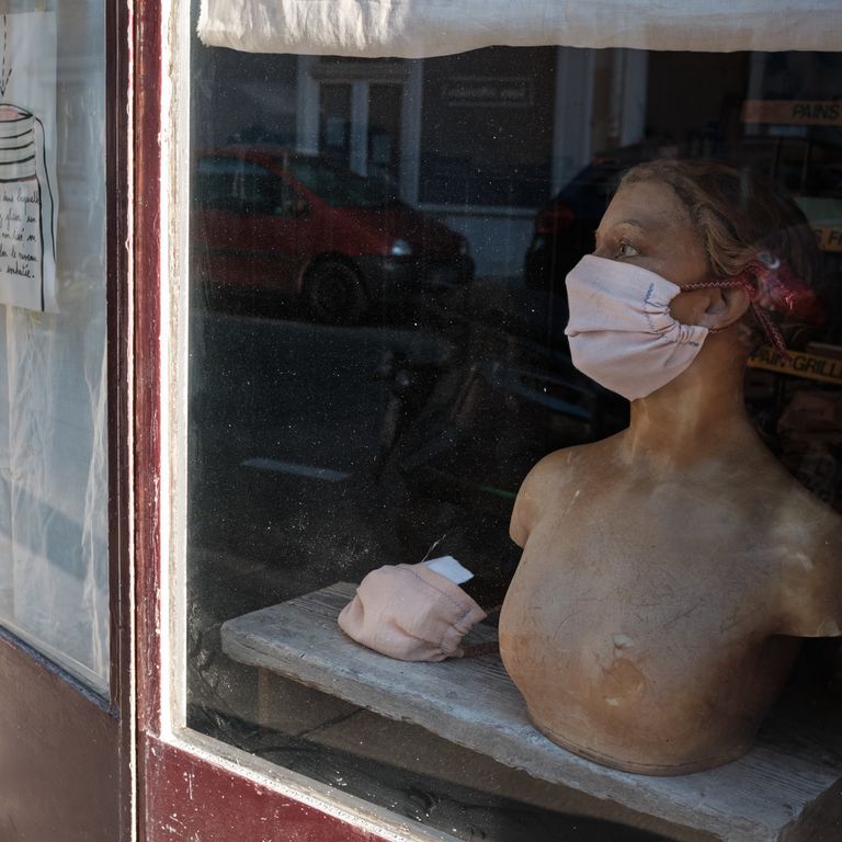 Un manichino di un negozio chiuso nel centro di Roma a causa del lockdown per il coronavirus