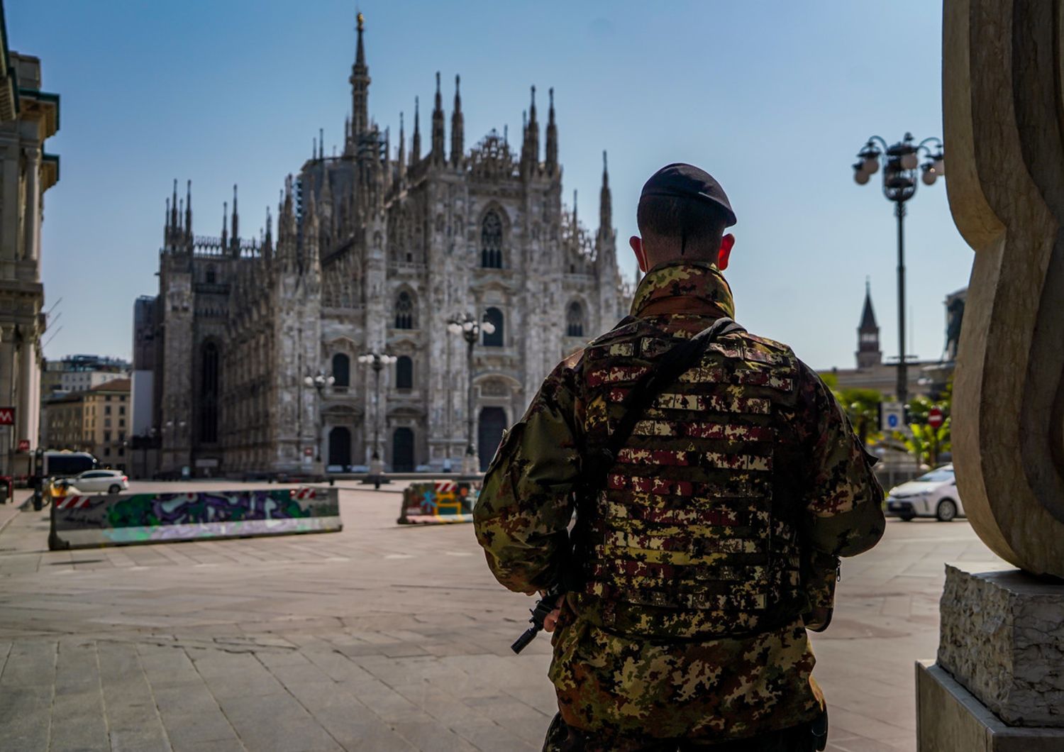 Un militare davanti a Piazza Duomo deserta