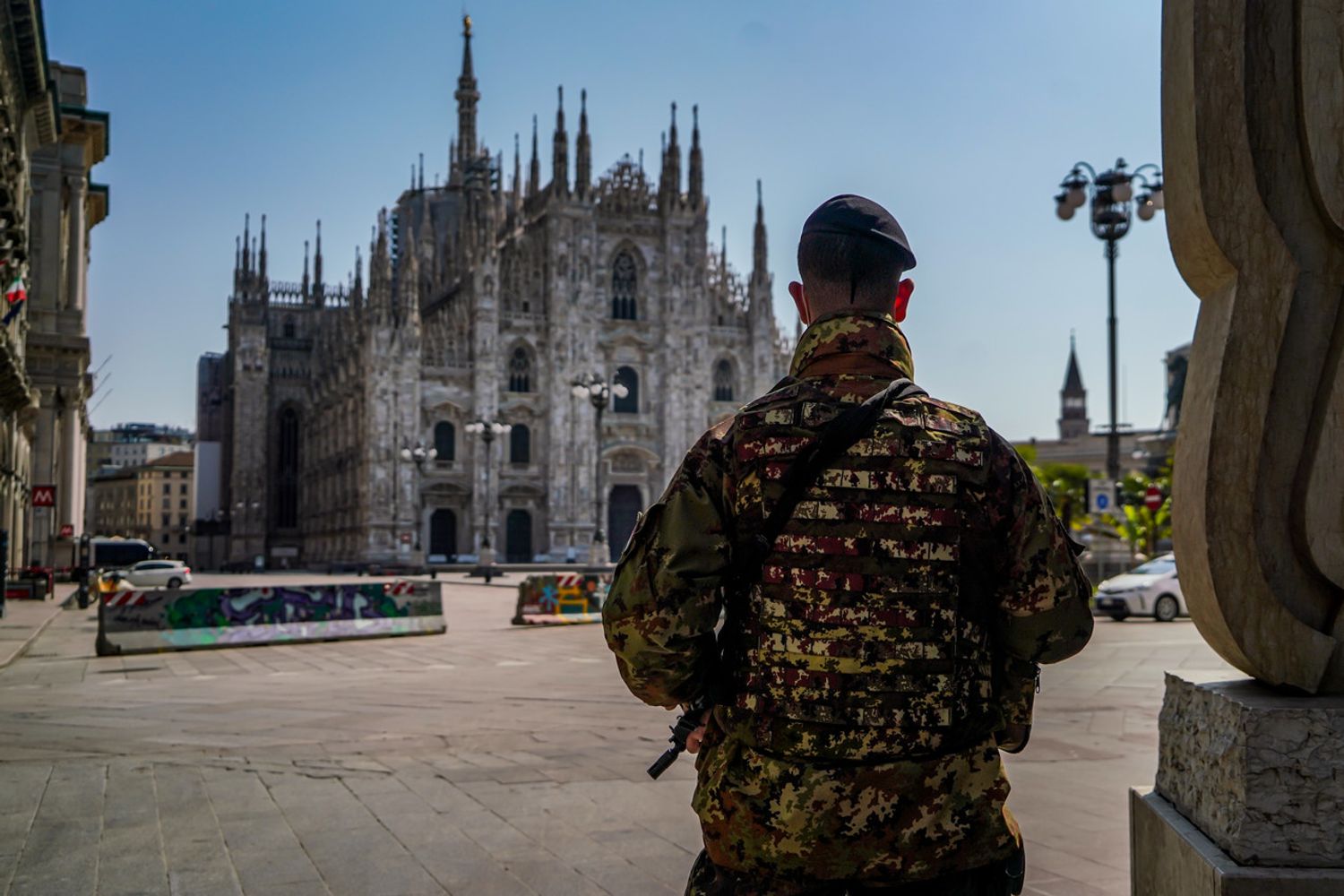 Un militare davanti a Piazza Duomo deserta