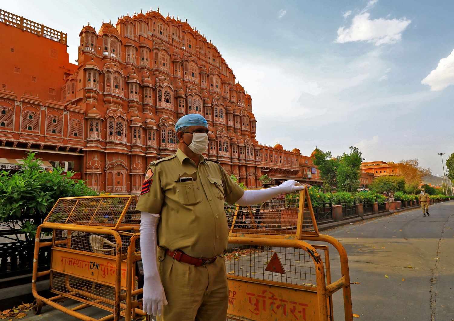 Poliziotti sorvegliano le strade deserte di Jaipur, in India, in lockdown per il coronavirus