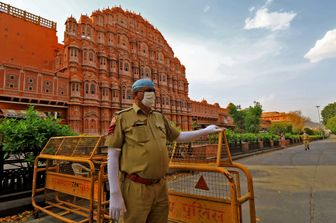 Poliziotti sorvegliano le strade deserte di Jaipur, in India, in lockdown per il coronavirus