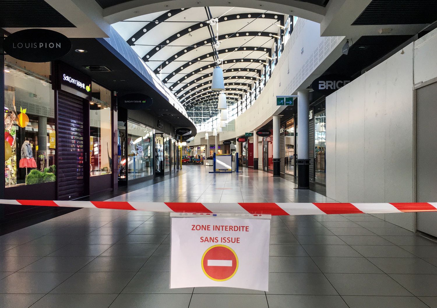 Tutto chiuso in un centro commerciale di Angers, in Francia