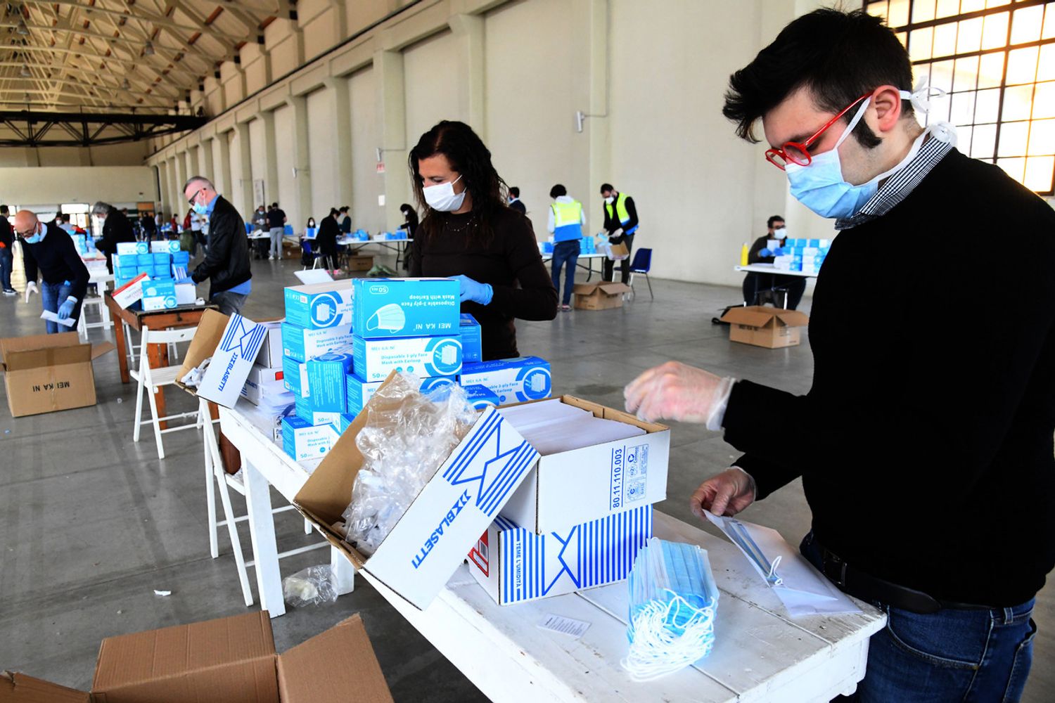 Imbustamento di mascherine a Pistoia