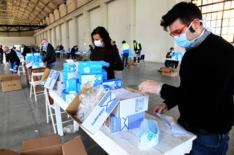 Imbustamento di mascherine a Pistoia