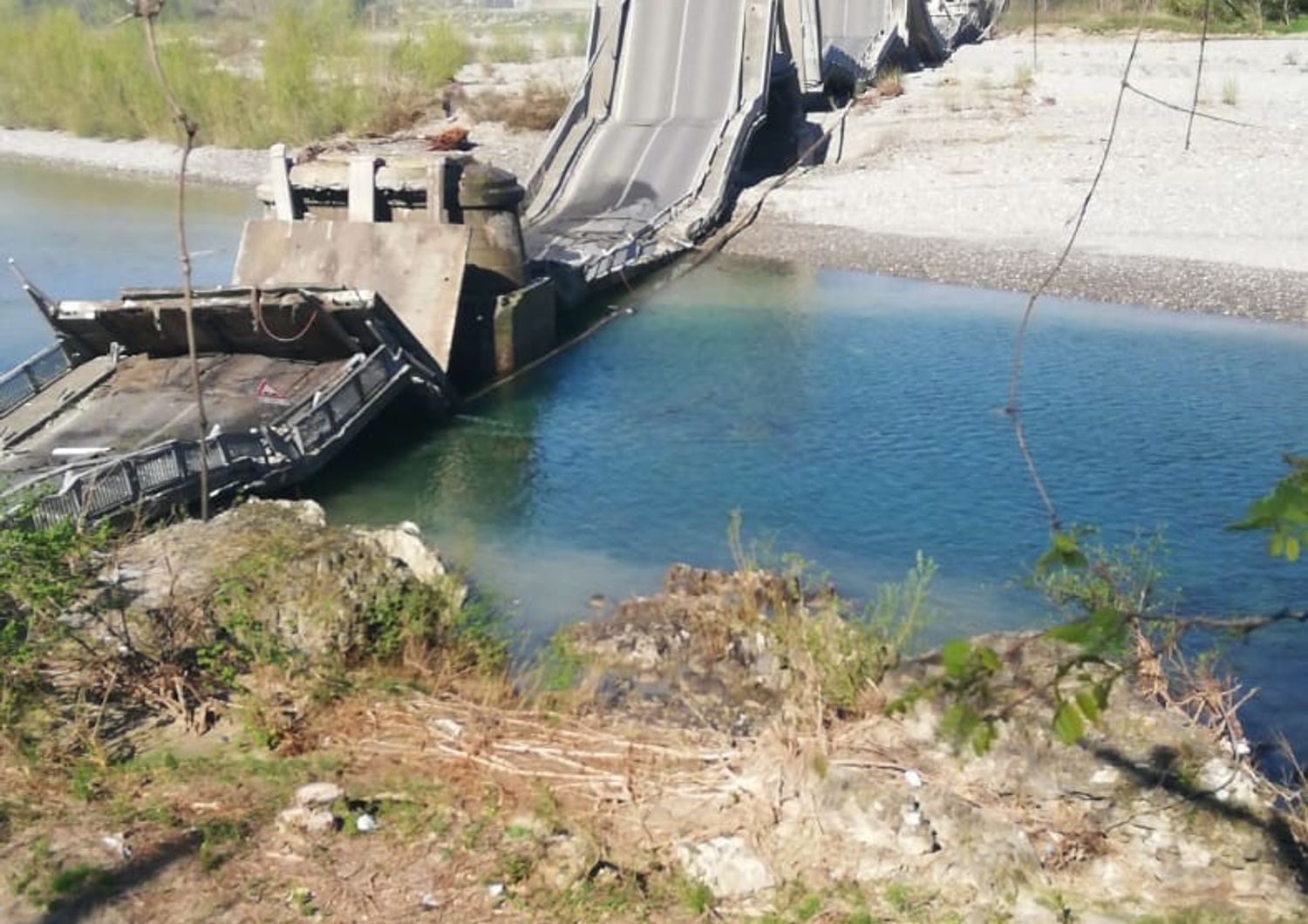 Il ponte crollato ad Albiano