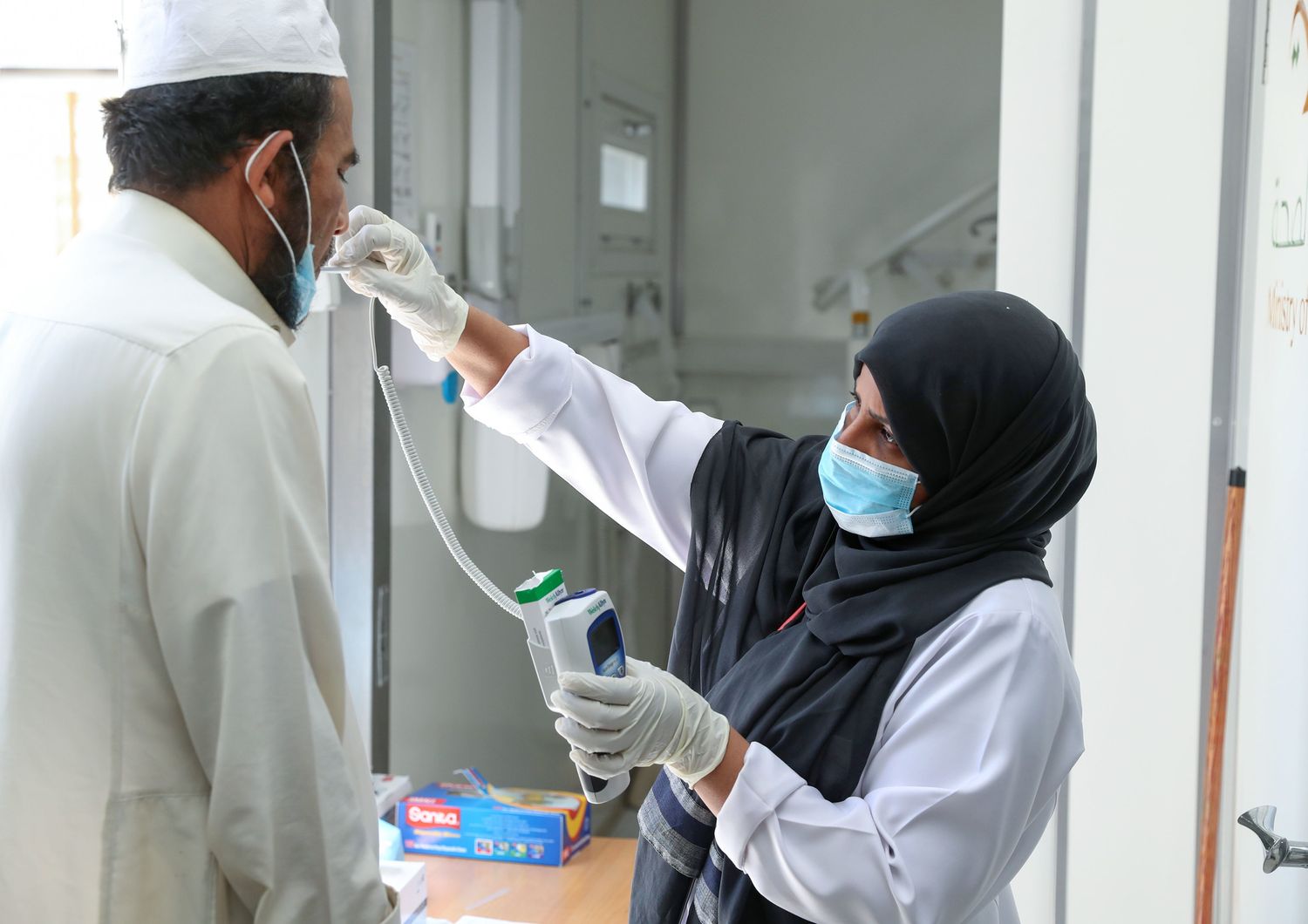 Un'infermiera esegue un tampone in un ospedale della Mecca, in Arabia Saudita