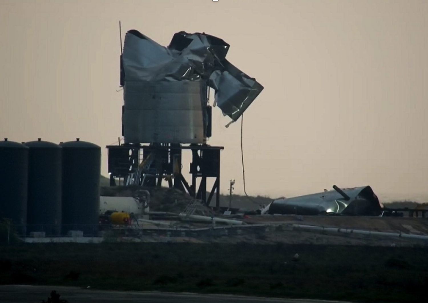 I rottami del lanciatore dello Starship di Elon Musk