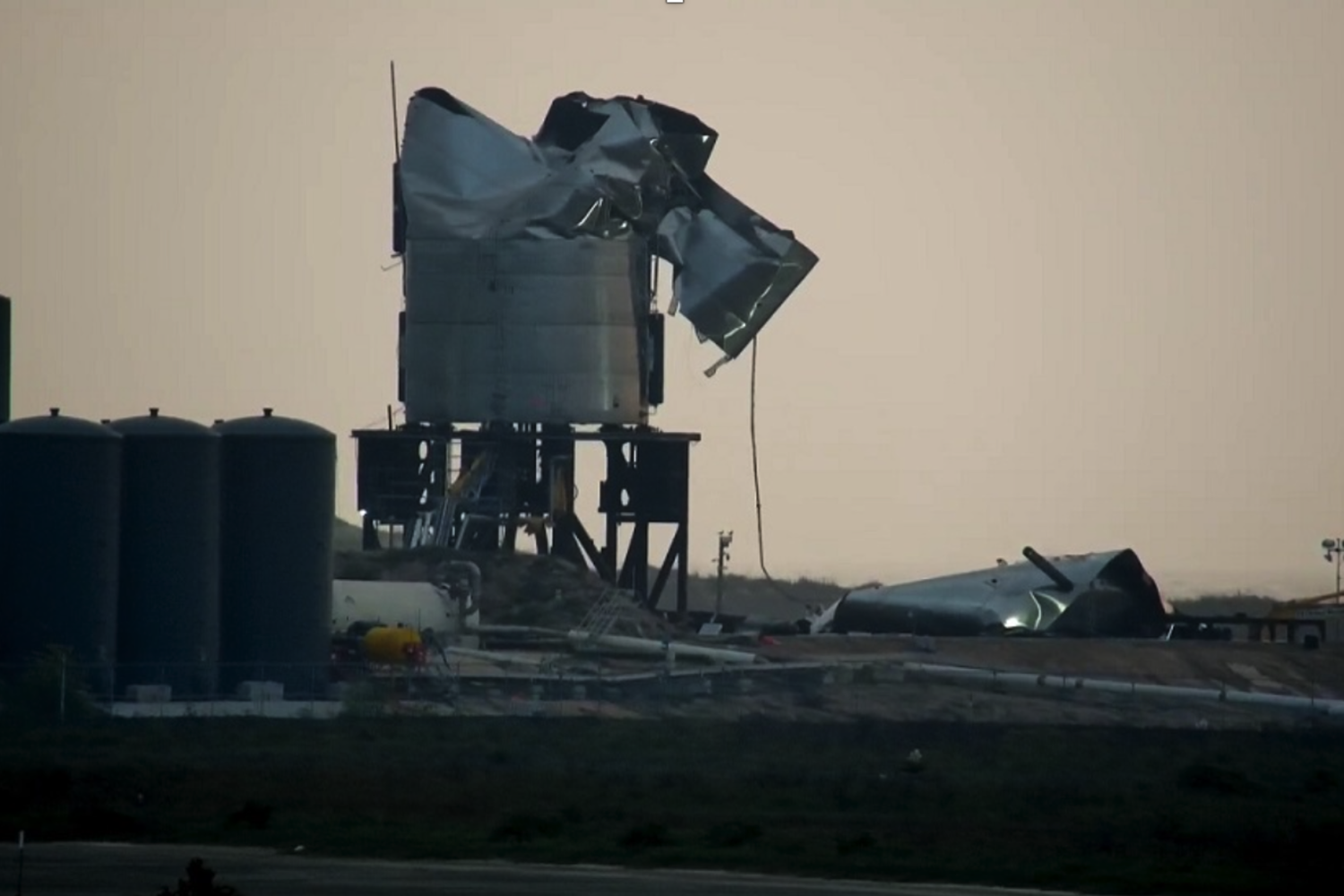 I rottami del lanciatore dello Starship di Elon Musk