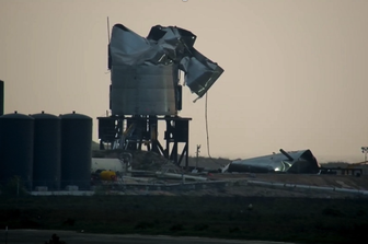 I rottami del lanciatore dello Starship di Elon Musk