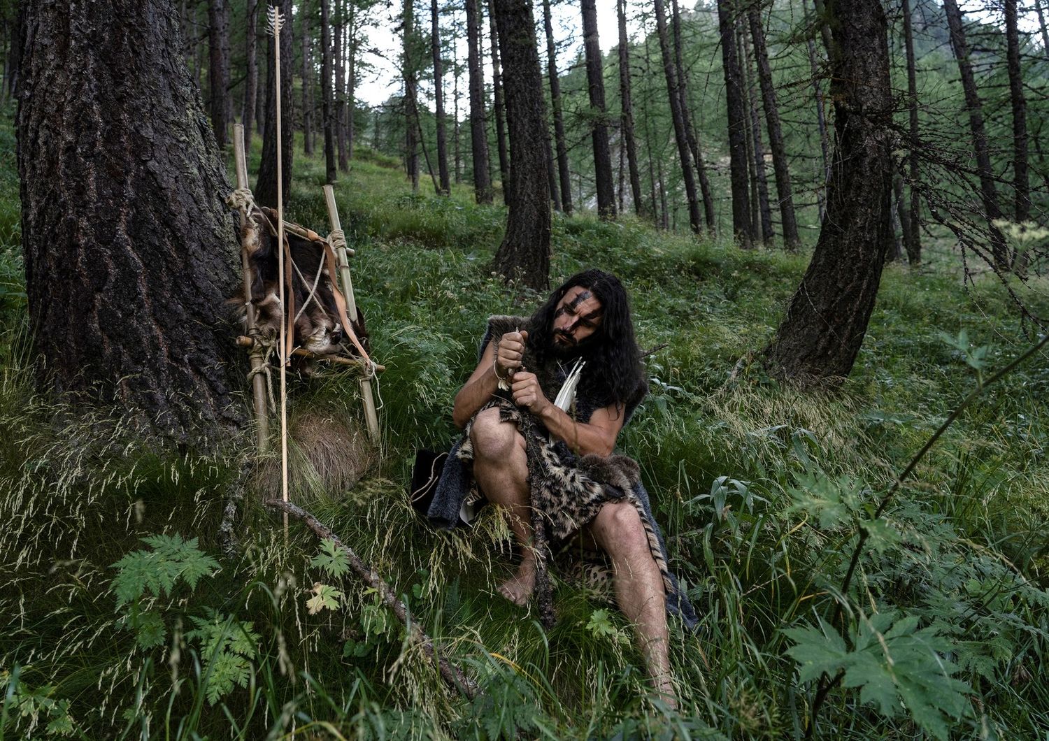 Guido Camia, organizzatore di corsi di sopravvivenza ispirati ai Neanderthal a Chianale, sulle Alpi