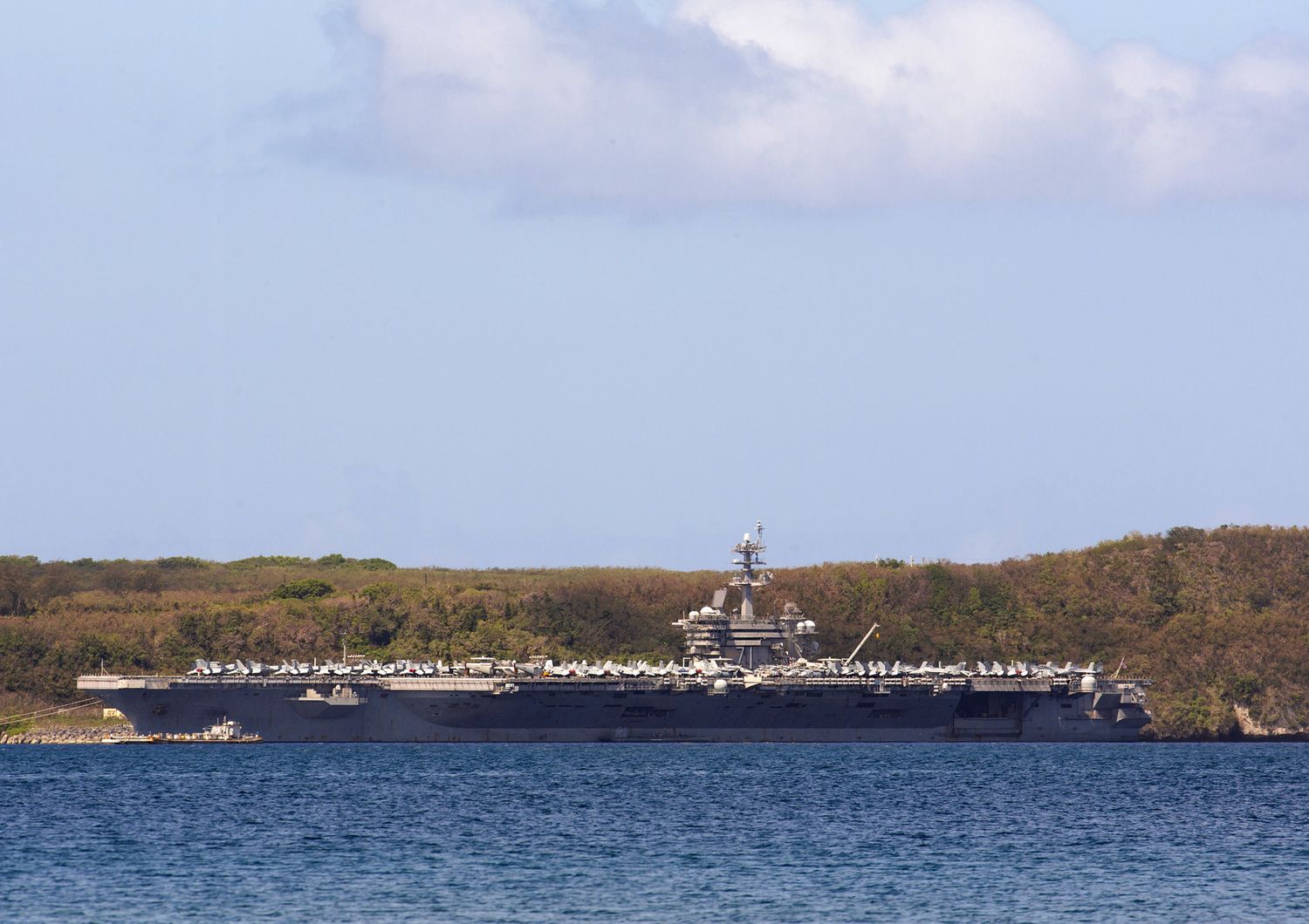 La portaerei americana USS Roosevelt ormeggiata a Guam