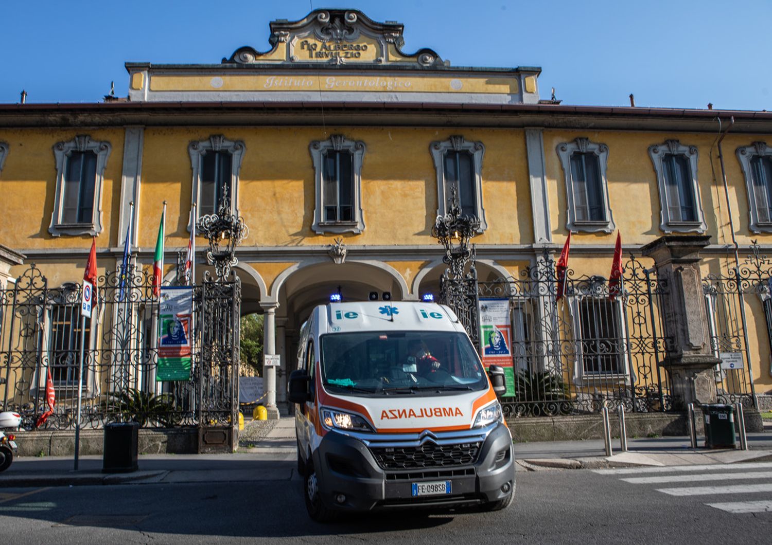 Un'ambulanza esce dal Pio Albergo Trivulzio di Milano nei giorni dell'emergenza coronavirus