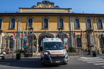 Un'ambulanza esce dal Pio Albergo Trivulzio di Milano nei giorni dell'emergenza coronavirus