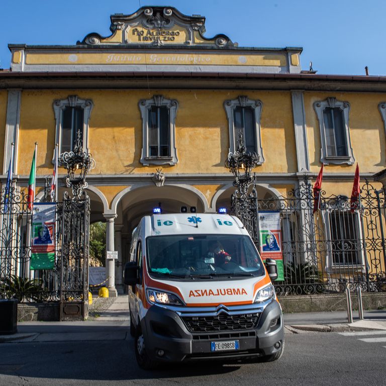 Un'ambulanza esce dal Pio Albergo Trivulzio di Milano nei giorni dell'emergenza coronavirus