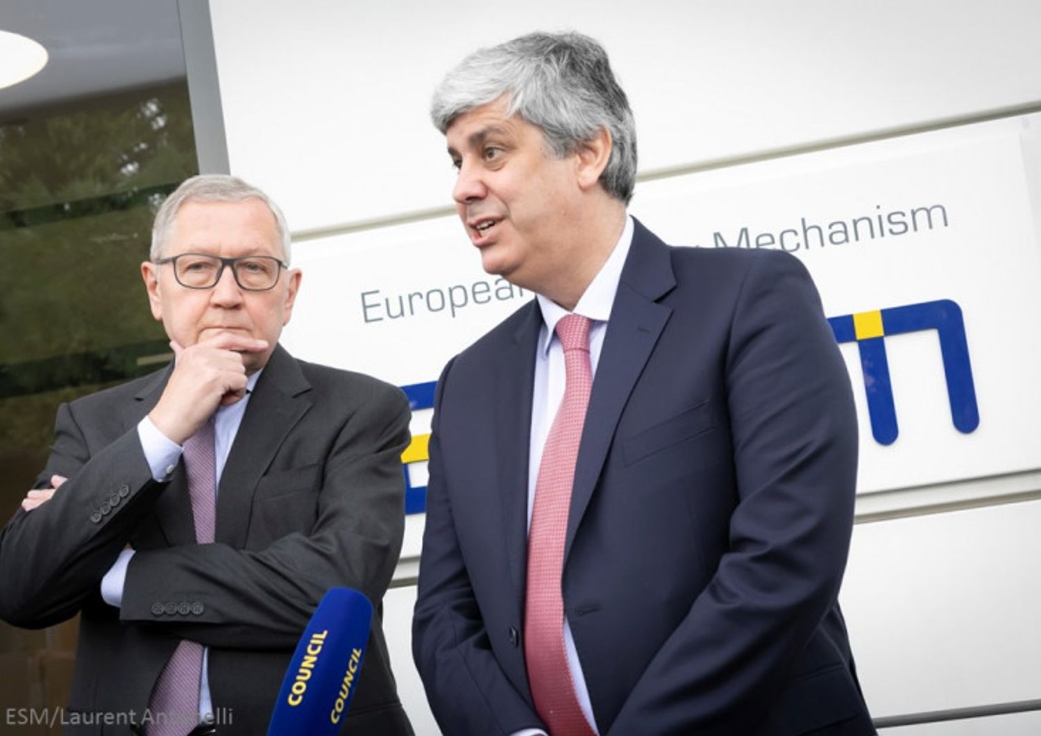 &nbsp;Il presidente del Mes, Klaus Regling, con quello dell'Eurogruppo, Mario Centeno
