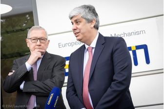 &nbsp;Il presidente del Mes, Klaus Regling, con quello dell'Eurogruppo, Mario Centeno