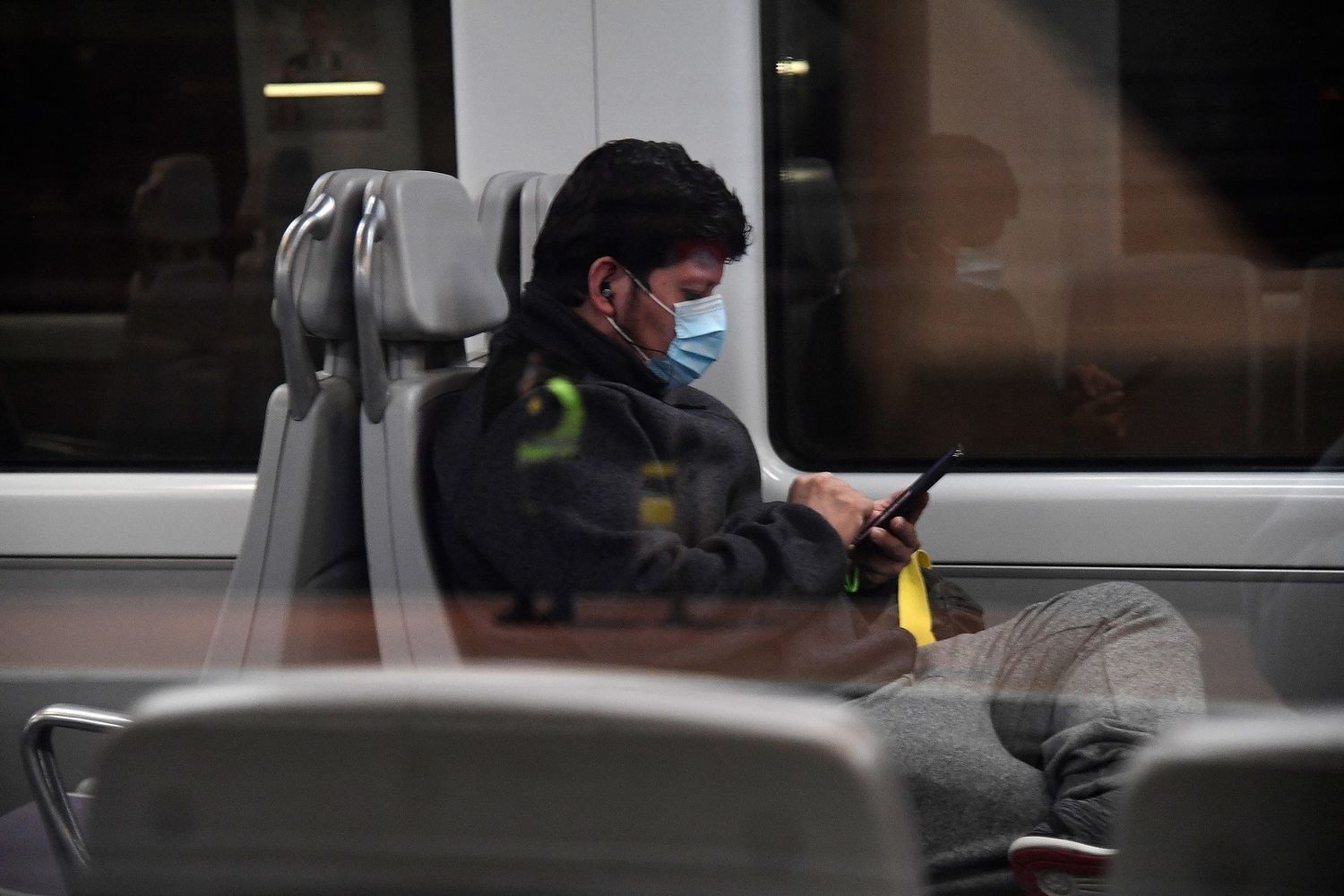 In Italia nelle ultime due settimane l'et&agrave; media dei casi di Covid &egrave; scesa a 32 anni