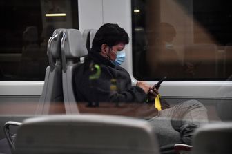 In Italia nelle ultime due settimane l'et&agrave; media dei casi di Covid &egrave; scesa a 32 anni
